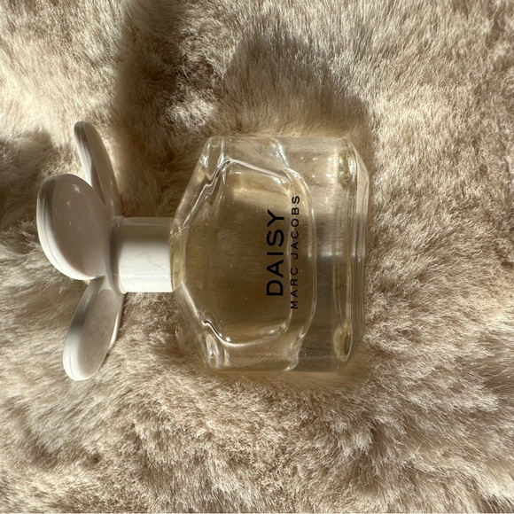 Daisy Marc Jacobs - Picture 3 of 3